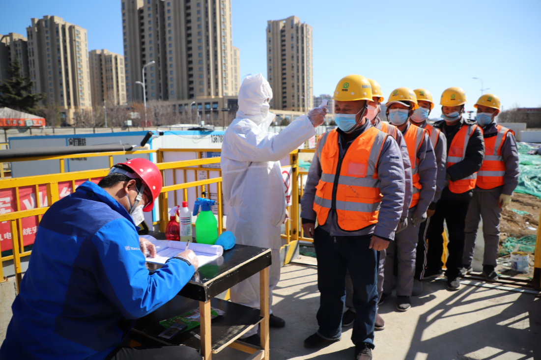 疫情防控不误工，强大合力拼出“加速度”